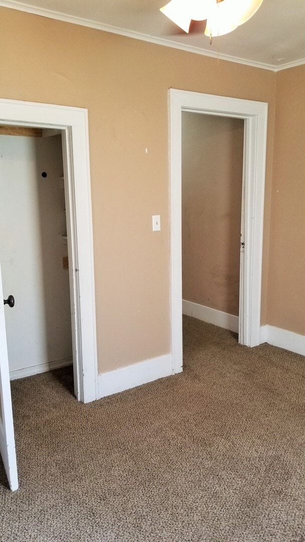 Building Photo - Cute Bungalow with a screened in front porch