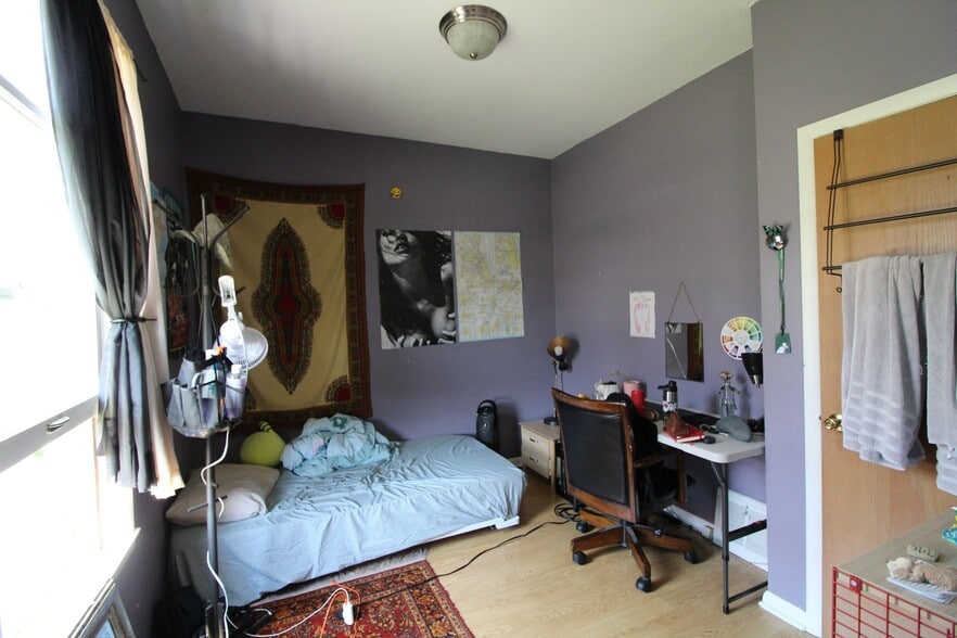 Building Photo - 2933 N Newhall St