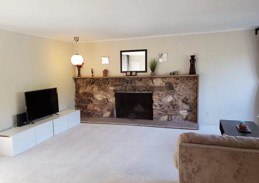 Building Photo - 6901 Sunkist Dr