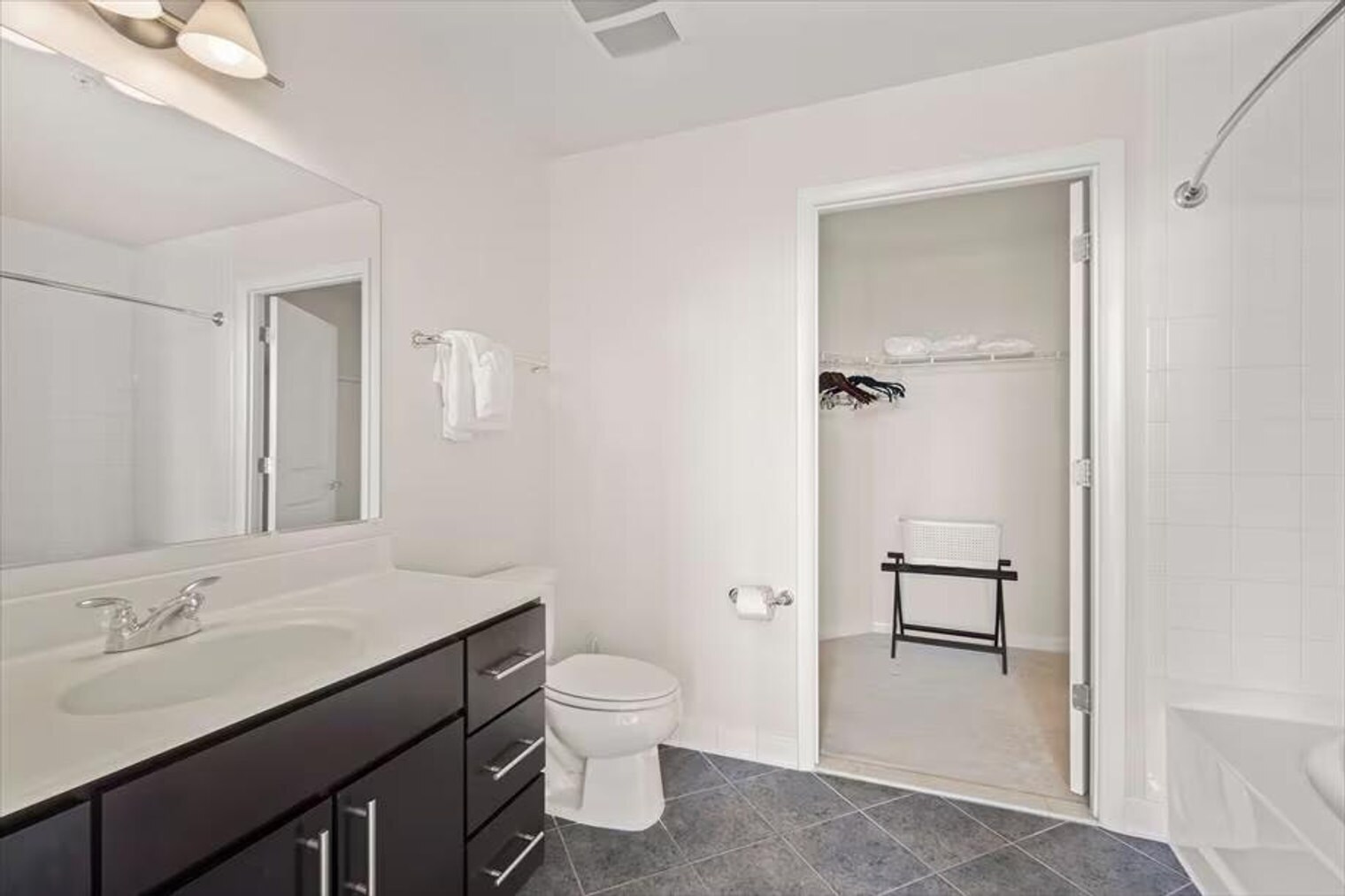 Building Photo - 1405 S Fern St