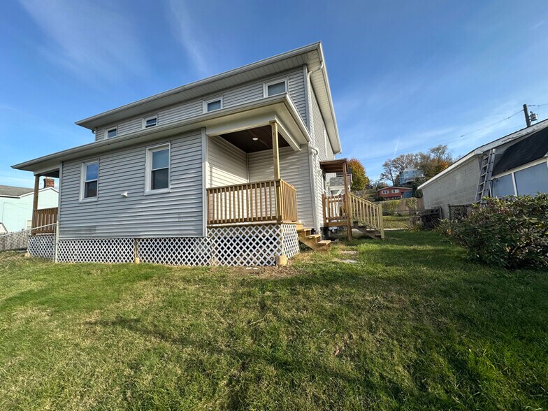 Building Photo - 904 7th Ave