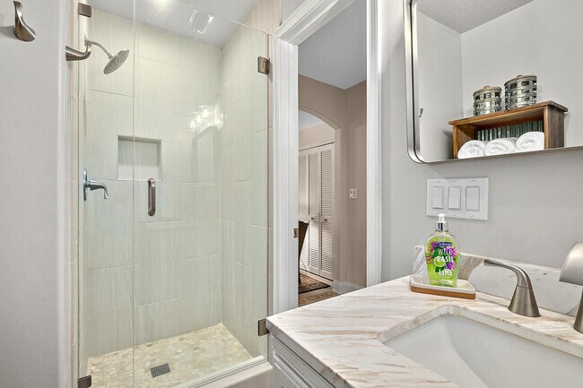 Building Photo - 27 Desoto Pl