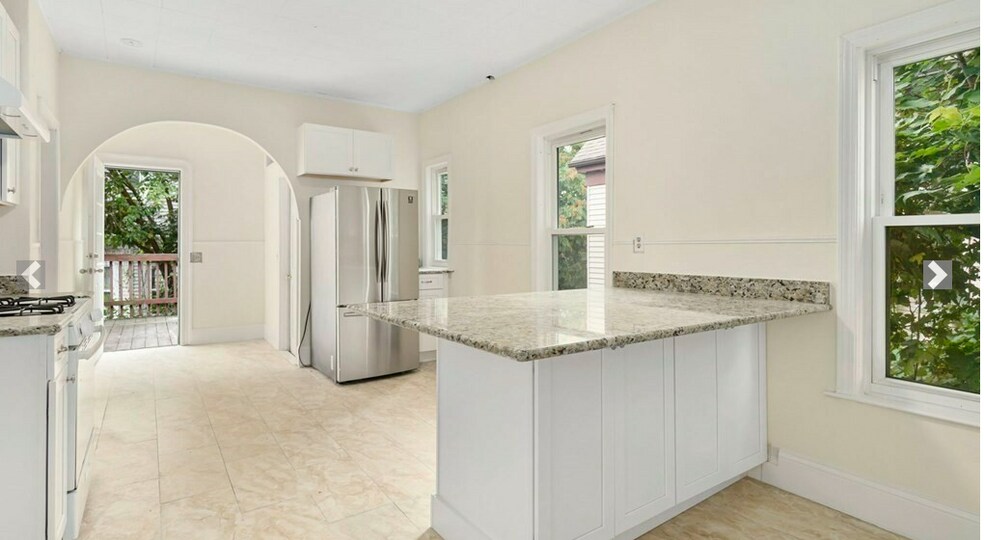 Building Photo - 86 Elm St