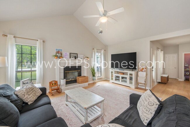 Building Photo - 3/2 in Destin!! AVAILABLE JULY 1