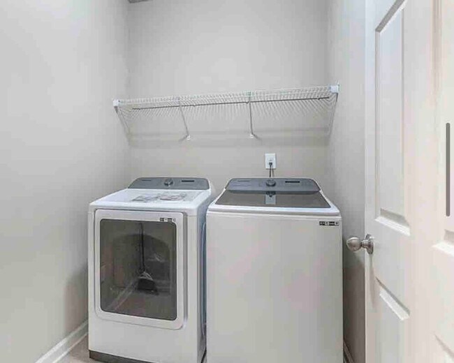 Building Photo - 6009 Mock Ives Ct NE