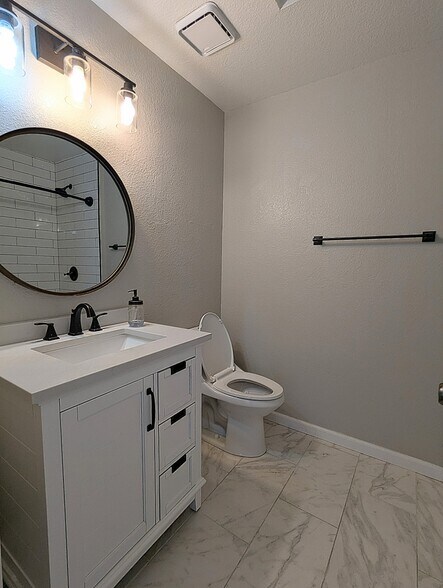 Full bath w/ tub - 3907 Vine St