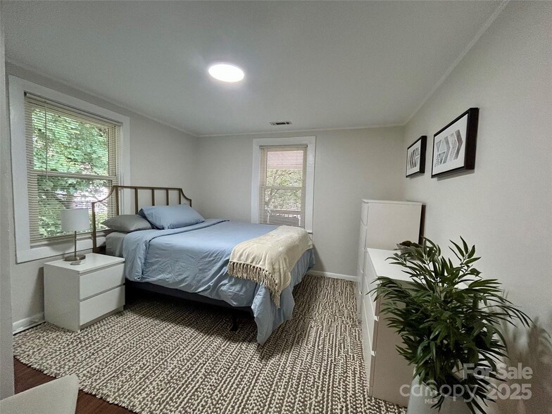 Building Photo - Room in Duplex on Charles Ave