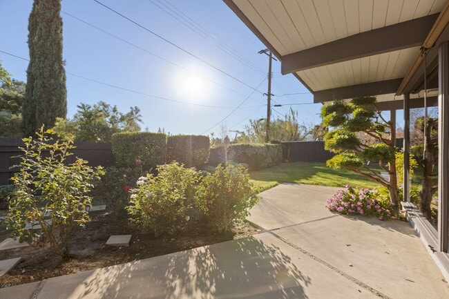 Building Photo - Stunning Mid-Century Modern 4 BR 3 BA with Bonus Room and Office