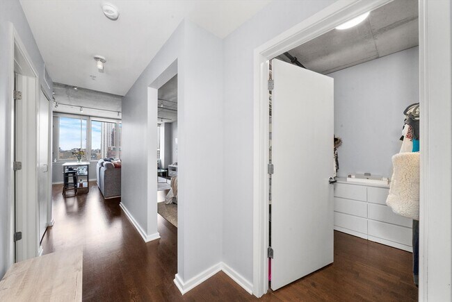 Building Photo - 659 W Randolph St
