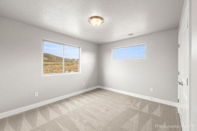 Building Photo - Stunning 4-Bedroom Home!