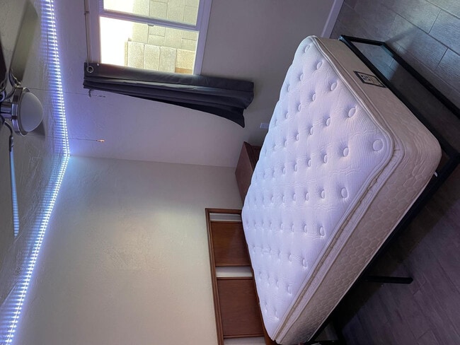 Building Photo - 2011 N Van Ness Ave