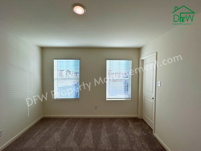 Building Photo - Spacious 5-Bedroom Home with Modern Upgrad...