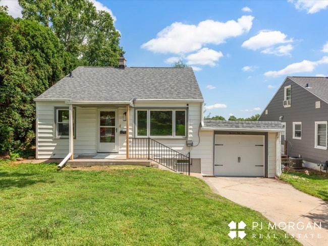 Building Photo - 3 bedroom , 2 bathroom House - Recently Up...