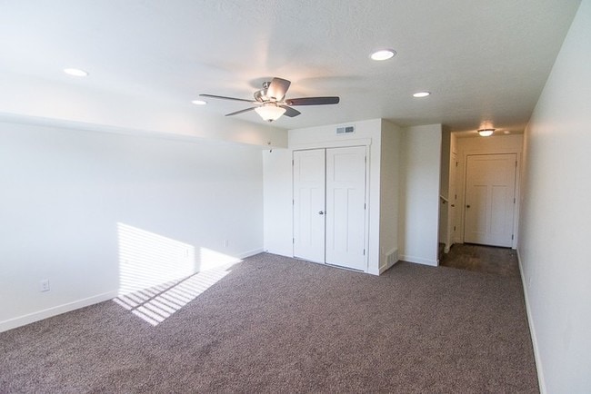 Building Photo - THE LOCHS! Gorgeous Townhome