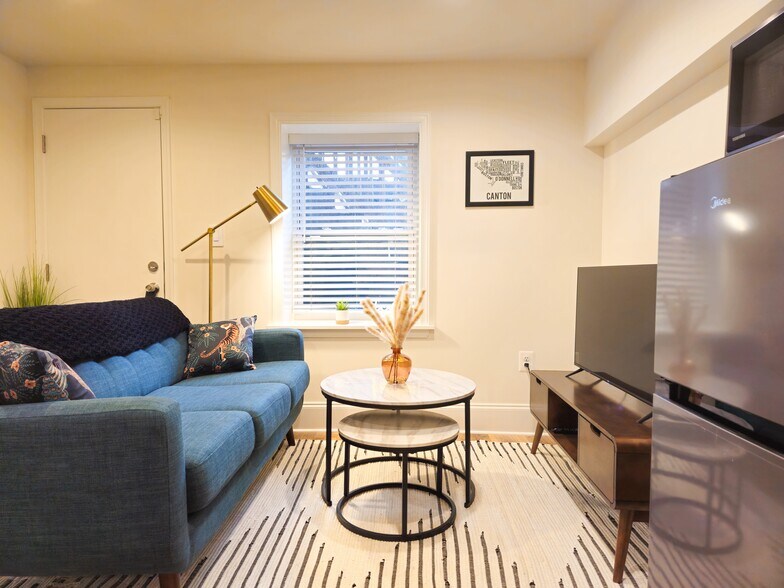 Cozy Living Room - 640 S Linwood Ave