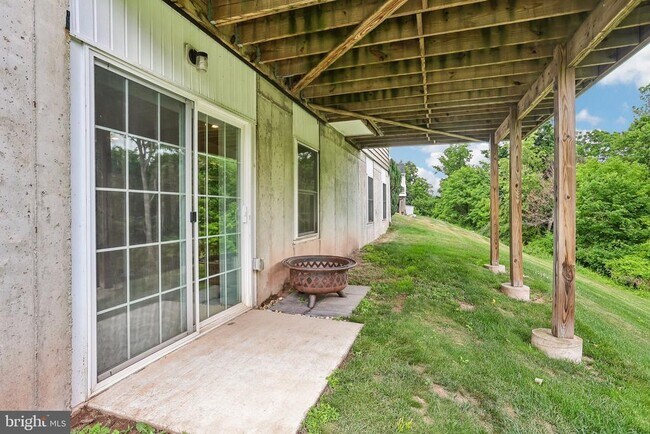 Building Photo - 427 Green Meadow Dr.