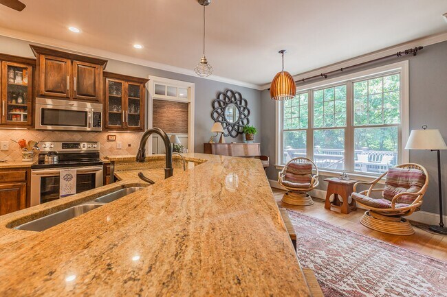 Building Photo - Fully Furnished Home!