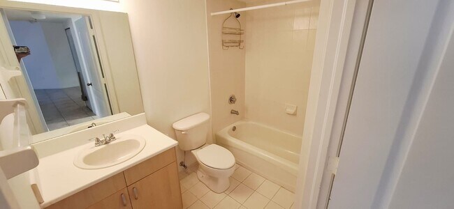 Building Photo - 9340 Fontainebleau Blvd