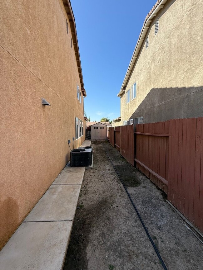 Building Photo - Spacious Single Family Home in Bakersfield...