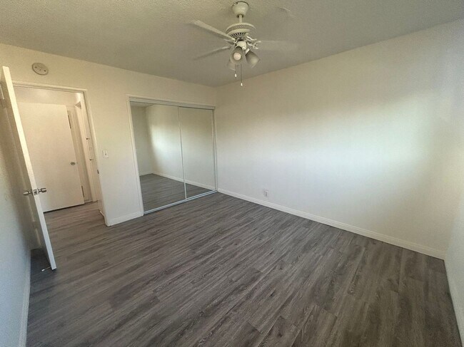 Building Photo - Top Floor Apartment, 1 Bed + 1 Car Garage, Long Beach