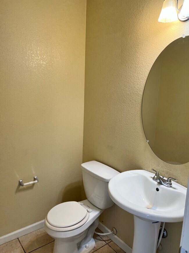 Building Photo - Beautiful home in Reflections gated community