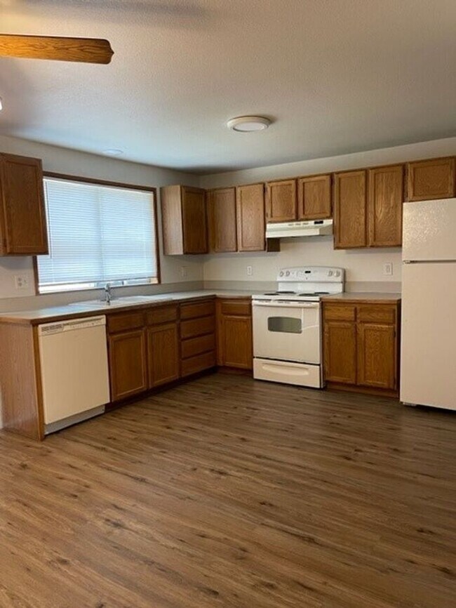 Building Photo - Perfect & Spacious 3 Bed, 1 1/2 Bath Duplex by the Puyallup River!