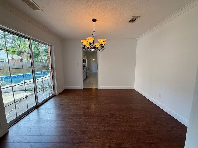 Building Photo - 905 Poinciana Dr