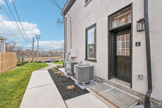 Building Photo - 472 Roxborough Ave