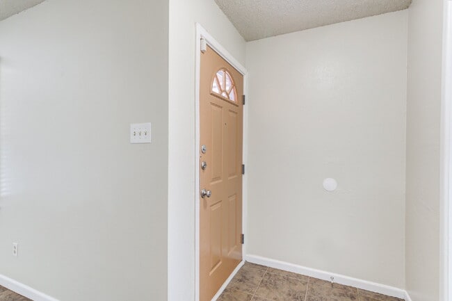 Building Photo - Spacious 3/2 in Central Lubbock!