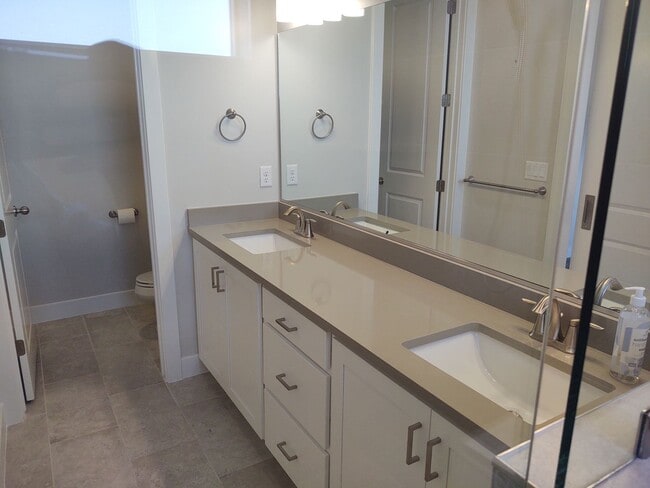 Building Photo - 1 Bedroom + Den 1.5 bath 2 Car Garage VIEWS & VIEWS!