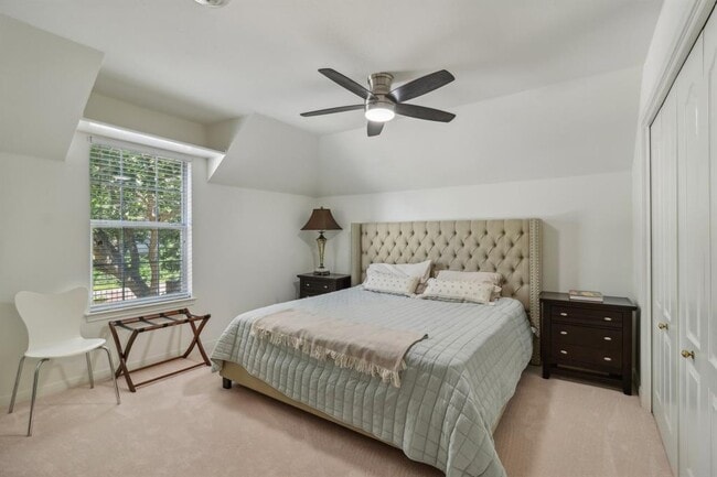 Building Photo - 617 Evergreen Ln