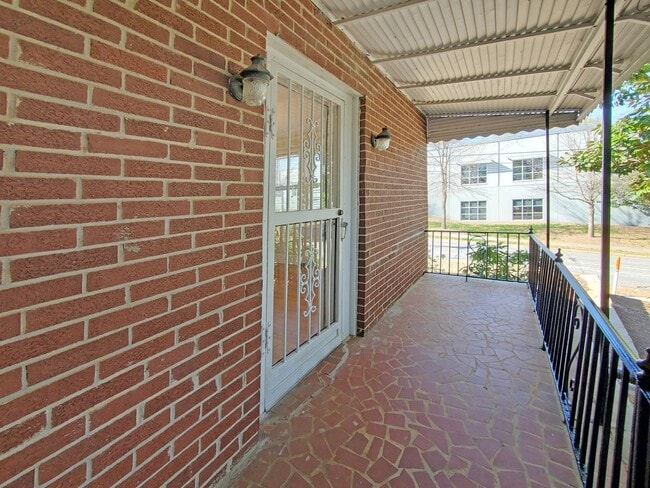 Building Photo - 504 University Ridge