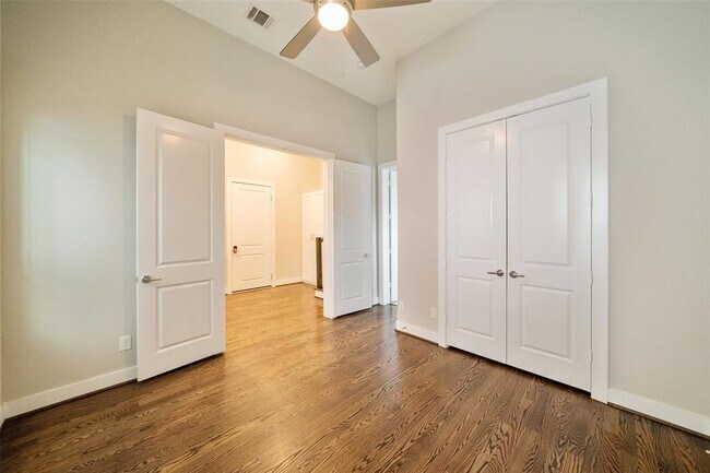 Building Photo - 5815 E Post Oak Ln