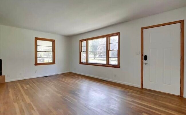 Building Photo - Lincoln Ave