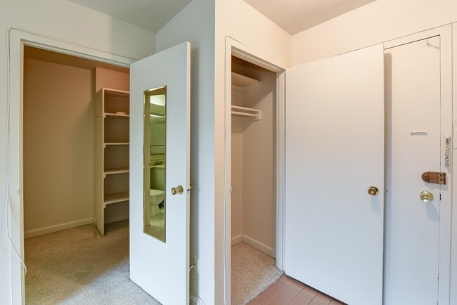 Building Photo - Spacious & Bright Studio at River Place East