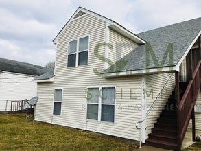 Building Photo - Updated Two Bedroom Apartment in Portland now available! *Section 8 accepted*