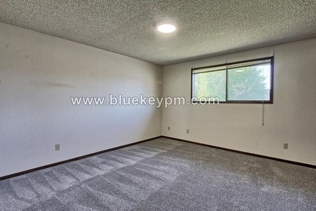 Building Photo - Unit #4- 2 Bed, 1 Bath Unit in Battle Ground in a 55+ Complex 2 blocks off Main Street