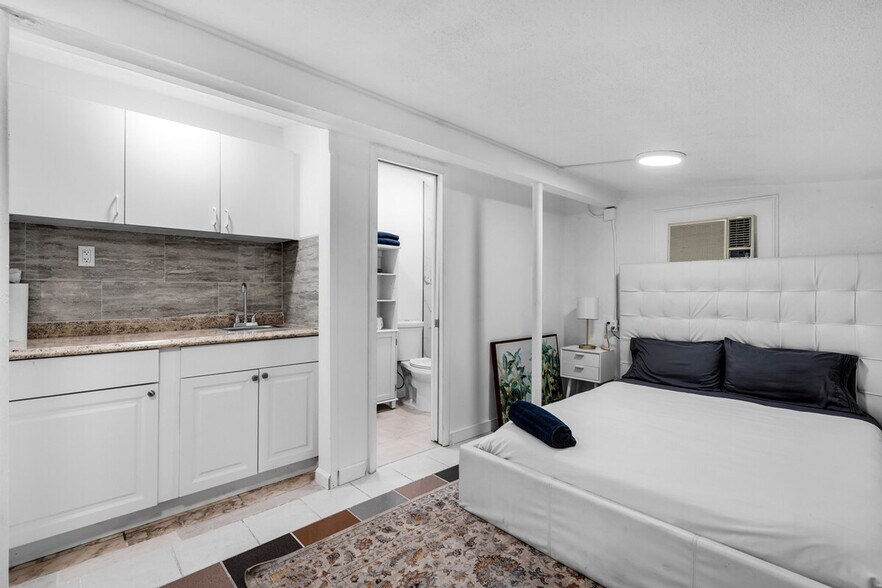 Building Photo - 2610 SW 31st Ave