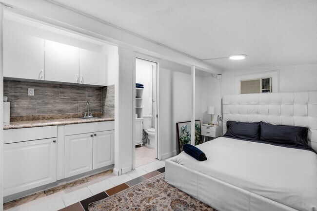 Building Photo - 2610 SW 31st Ave