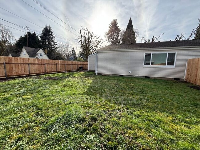 Building Photo - 112 Elm St