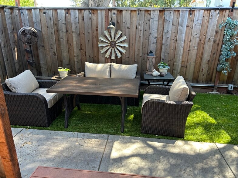 Private Yard - 161 Grant St