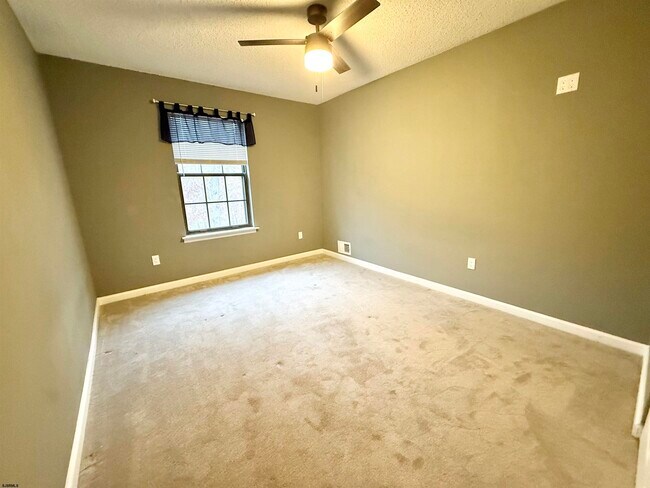 Building Photo - 12 Colonial Ct