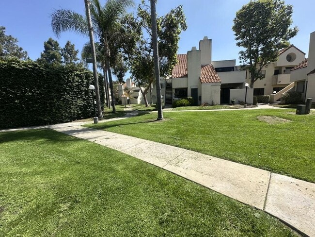 Building Photo - 367 N Melrose Dr