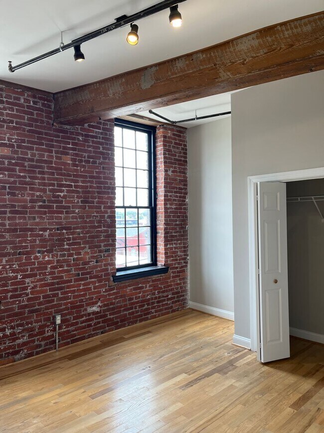 Building Photo - 265 N Queen St