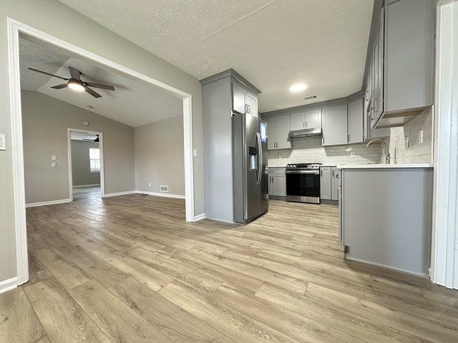Building Photo - 572-574 Wedgewood Dr.