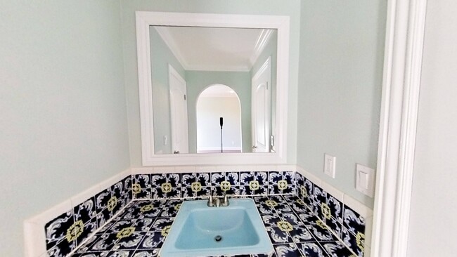 Building Photo - 5104 Westmont Ave