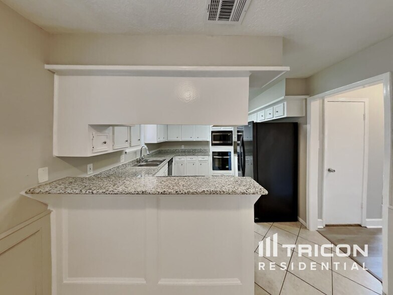 Building Photo - 5711 Kiowa Timbers Dr