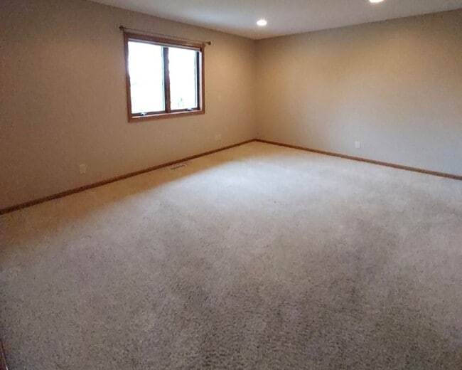 Building Photo - Nice 3 Bedroom 3 Bathroom Twinhome in River Falls