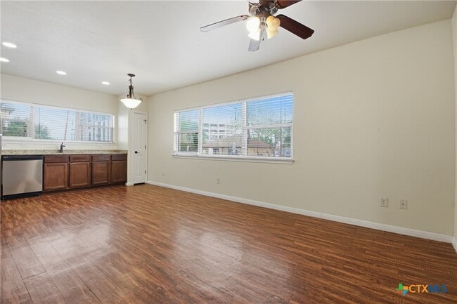 Building Photo - 302 W San Antonio St