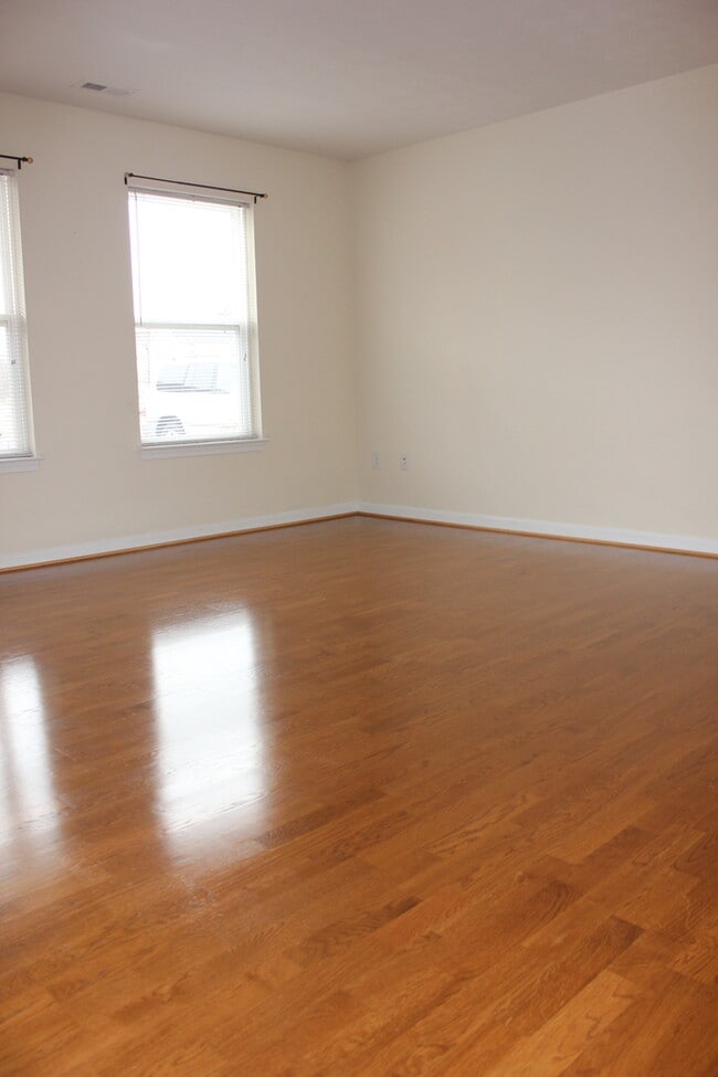 Building Photo - 3 Bedroom, 2.5 Bath Townhouse for Rent